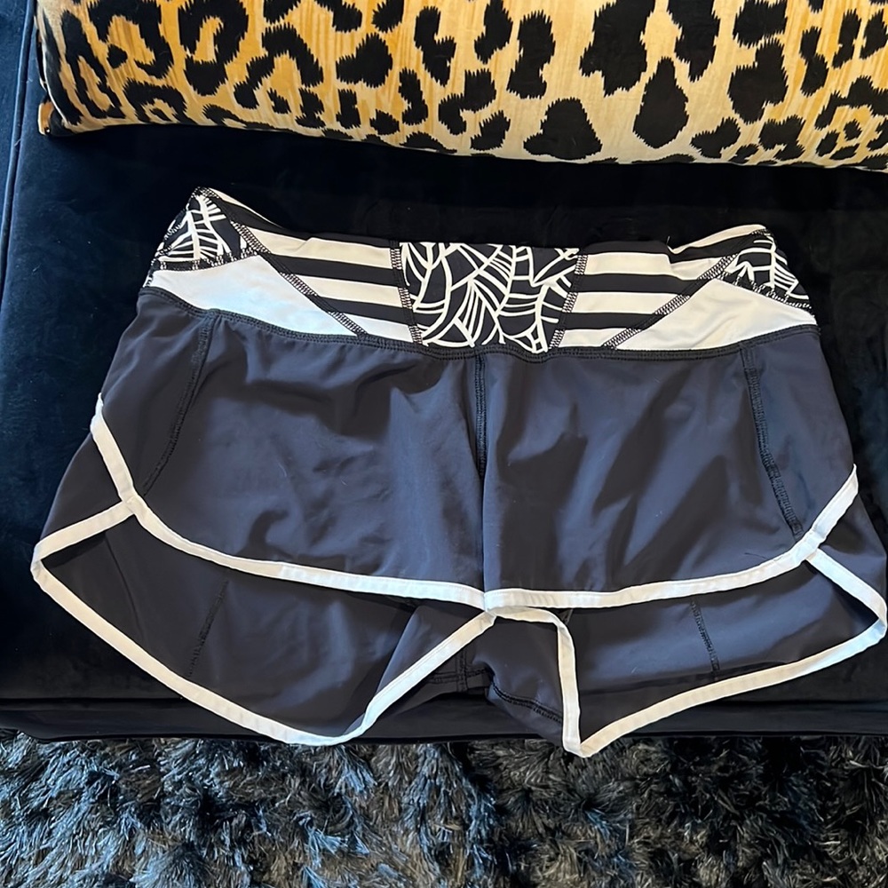 Lululemon black and white shorts run speed size 6 2.5 inseam